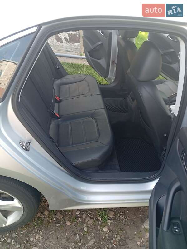 Седан Volkswagen Passat 2012 в Львове