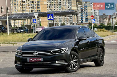 Седан Volkswagen Passat 2018 в Киеве