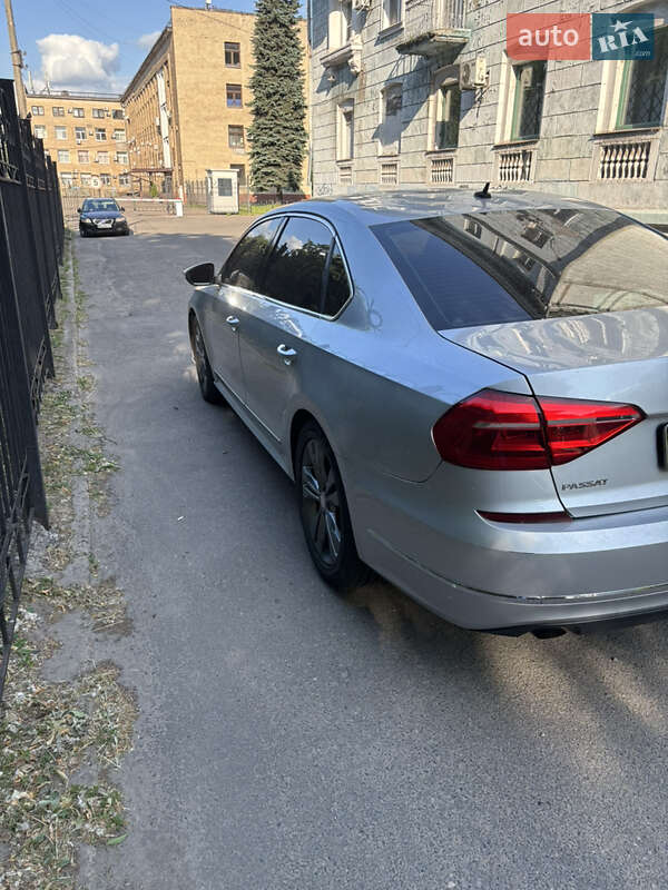 Седан Volkswagen Passat 2015 в Днепре