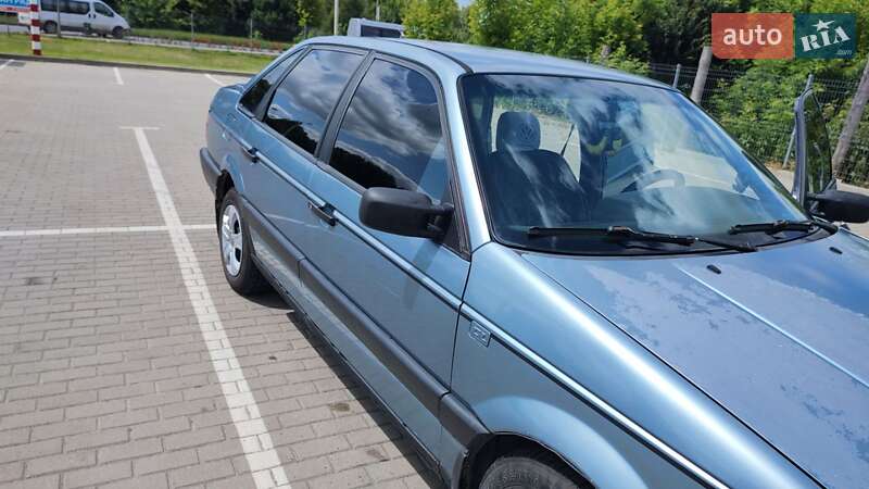 Седан Volkswagen Passat 1990 в Дубно
