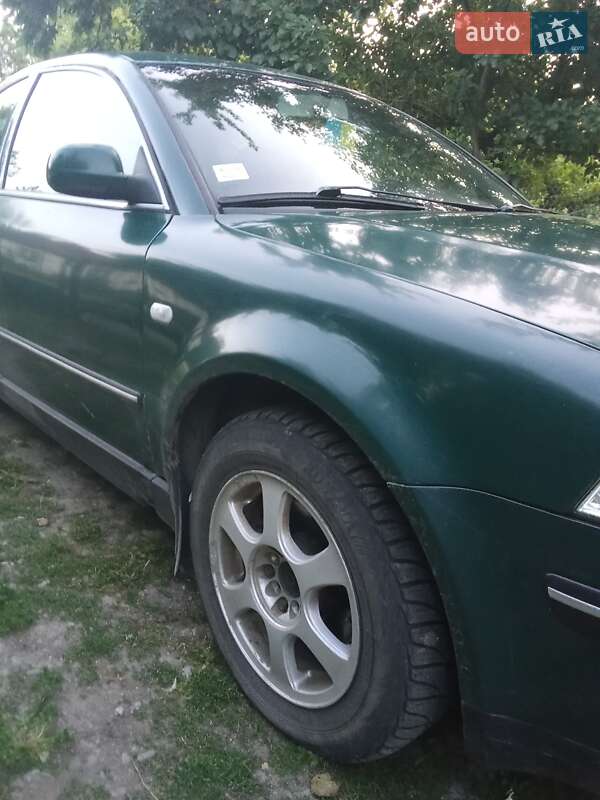 Седан Volkswagen Passat 2001 в Волочиске