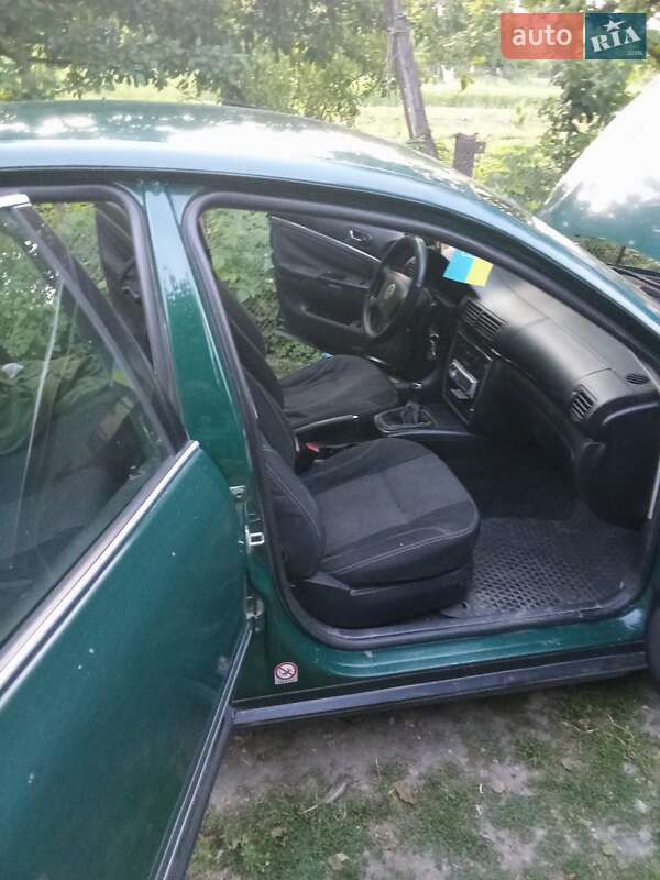 Седан Volkswagen Passat 2001 в Волочиске