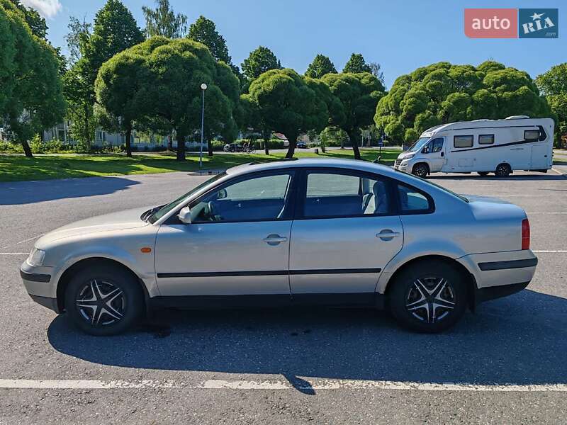 Седан Volkswagen Passat 1998 в Глобиному