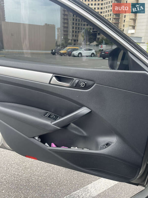Седан Volkswagen Passat 2013 в Києві
