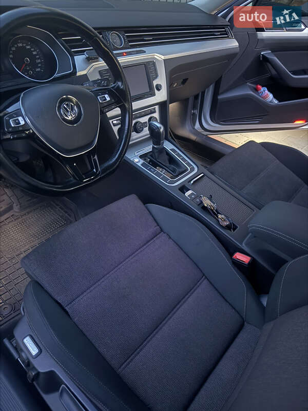 Седан Volkswagen Passat 2016 в Житомире