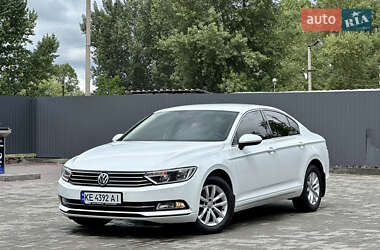 Седан Volkswagen Passat 2015 в Днепре