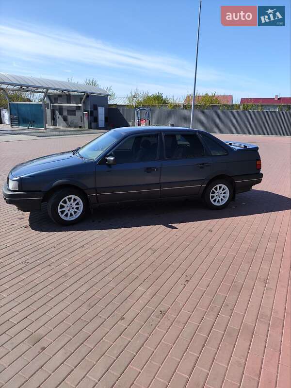 Седан Volkswagen Passat 1988 в Сарнах