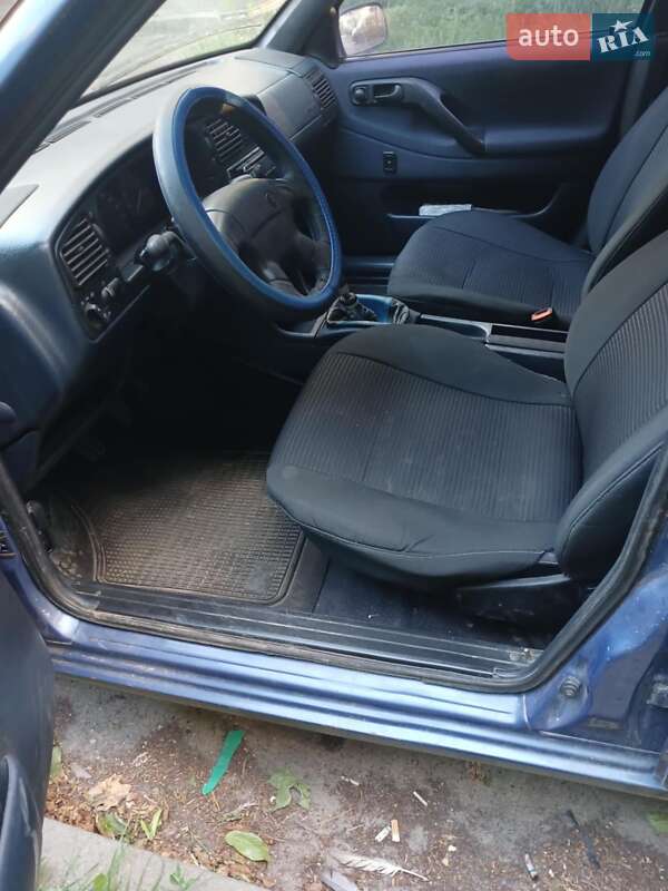 Седан Volkswagen Passat 1994 в Бродах