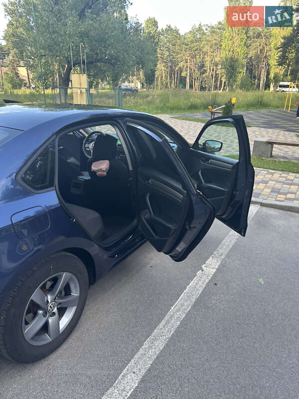Седан Volkswagen Passat 2013 в Чернигове