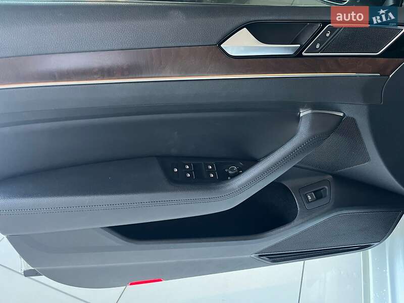 Седан Volkswagen Passat 2018 в Киеве