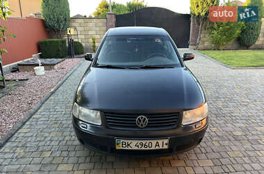 Седан Volkswagen Passat 1999 в Ровно