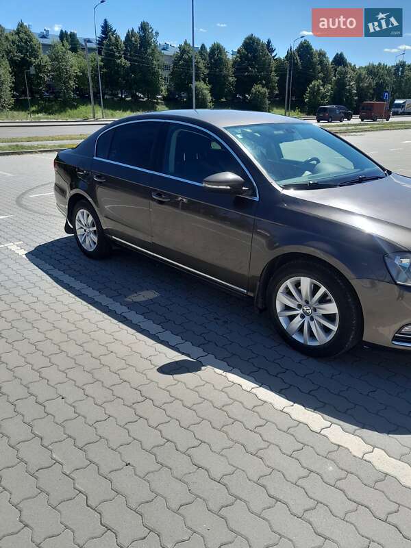 Седан Volkswagen Passat 2012 в Львове