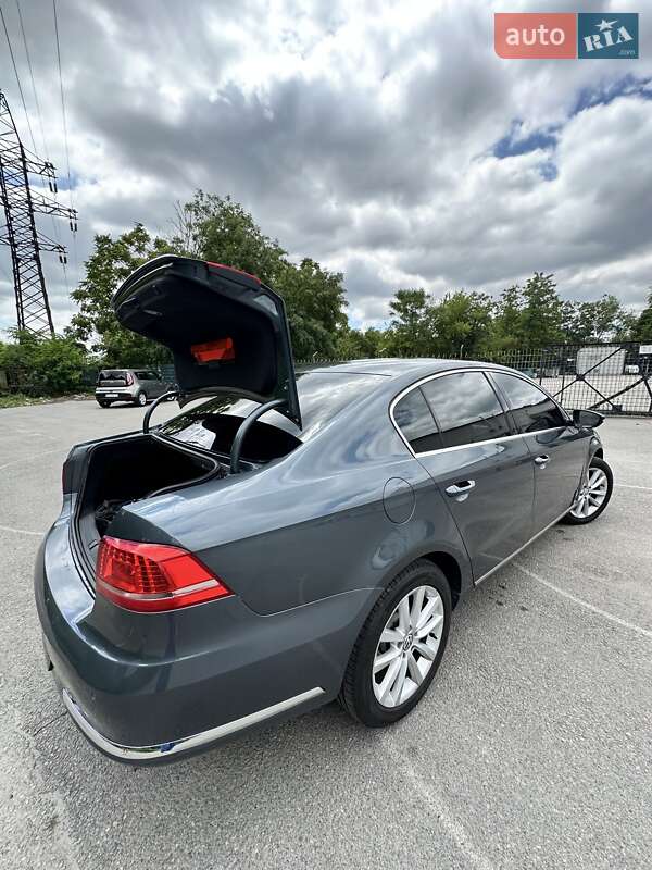 Седан Volkswagen Passat 2012 в Днепре