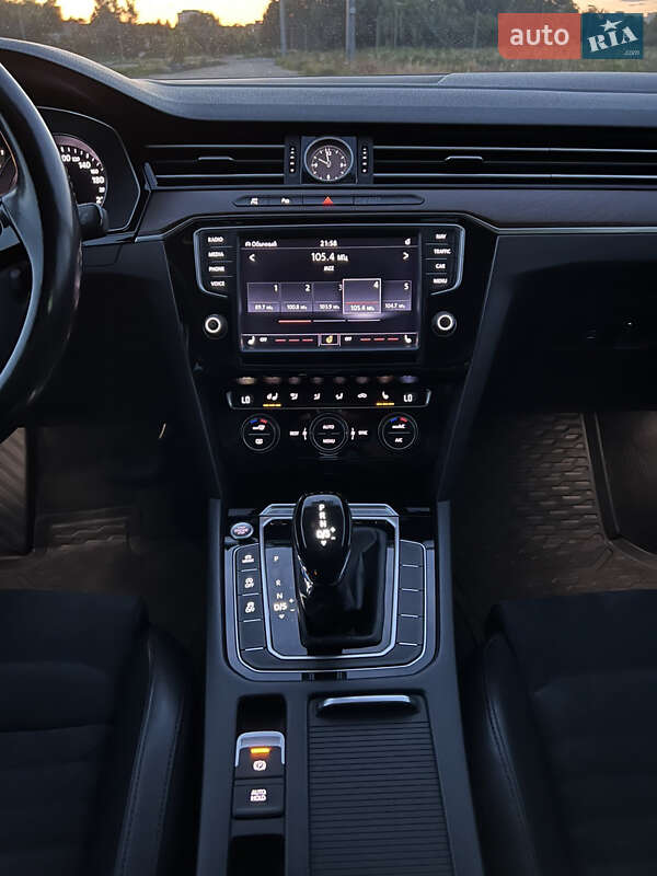 Седан Volkswagen Passat 2015 в Львове