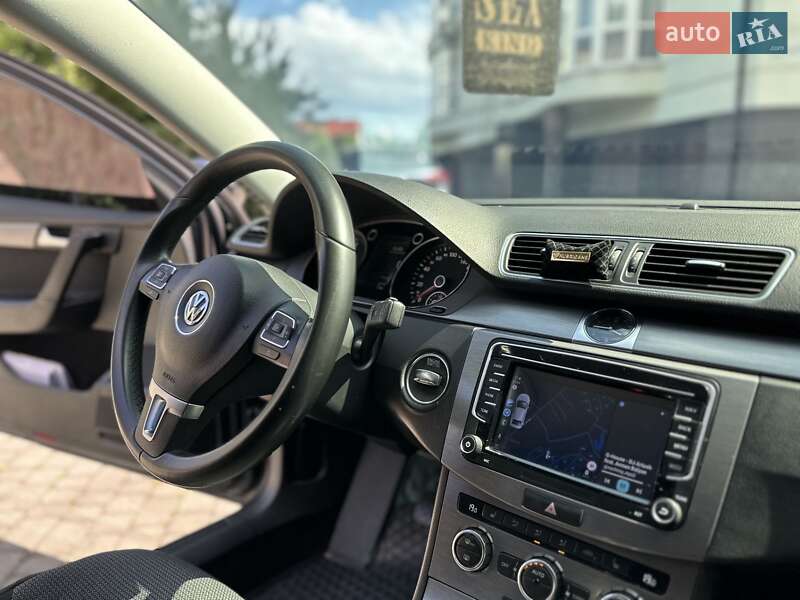 Універсал Volkswagen Passat 2012 в Івано-Франківську