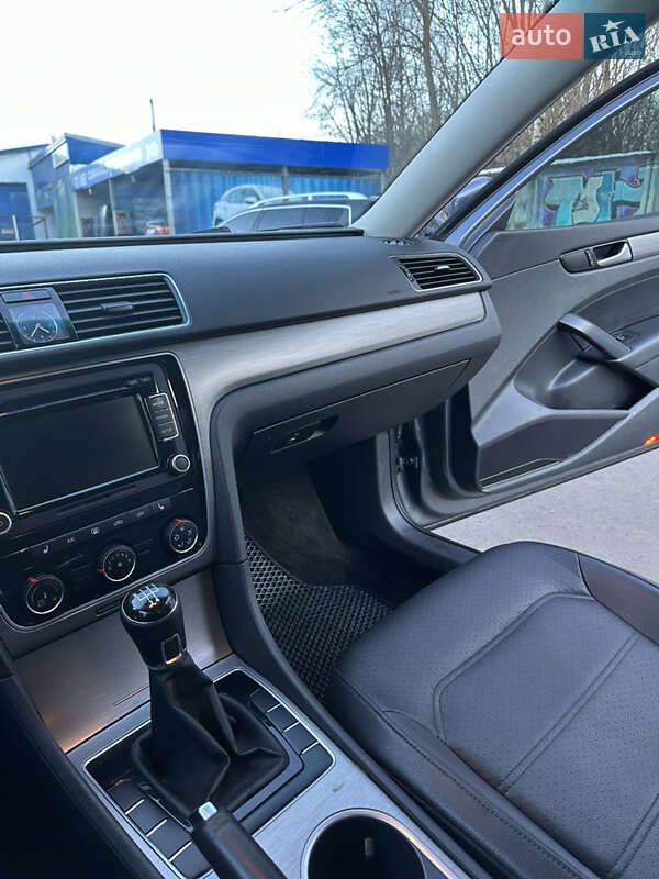 Седан Volkswagen Passat 2014 в Львове