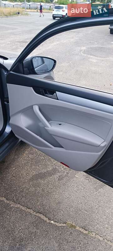 Седан Volkswagen Passat 2012 в Киеве