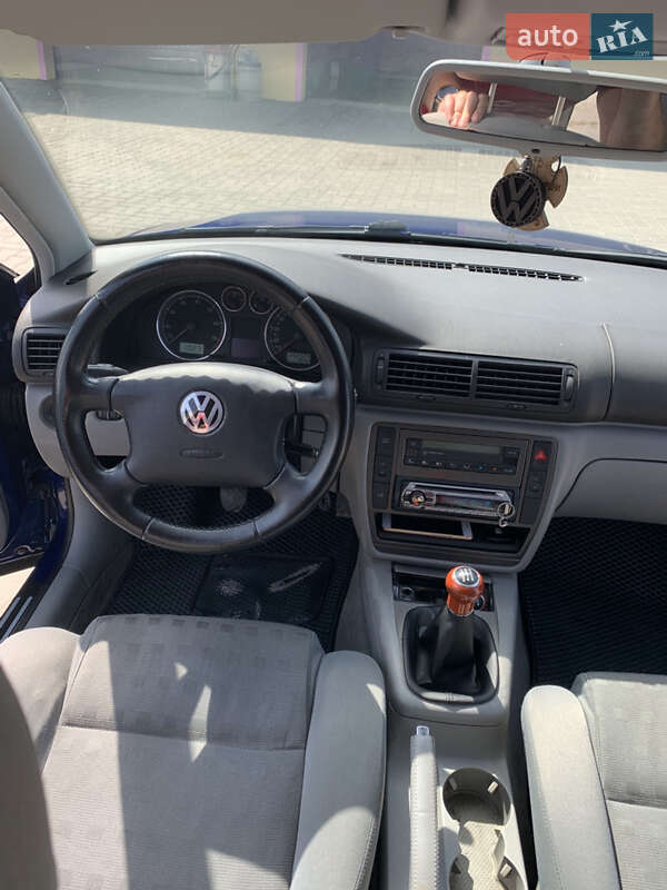 Седан Volkswagen Passat 2001 в Краснограде