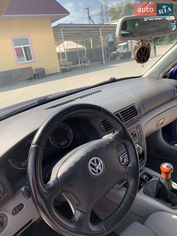 Седан Volkswagen Passat 2001 в Краснограде