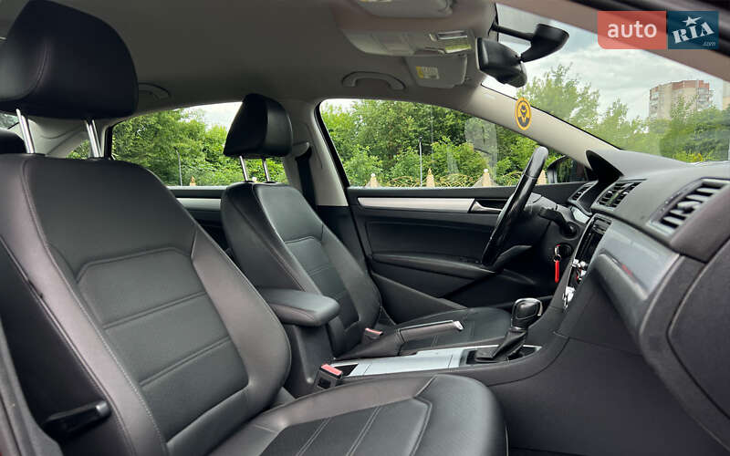 Седан Volkswagen Passat 2011 в Львове