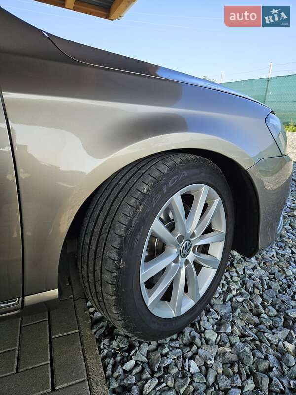 Седан Volkswagen Passat 2012 в Ужгороді