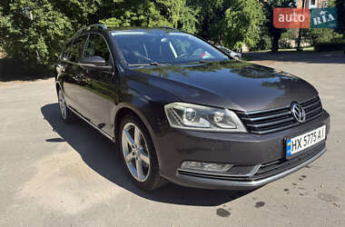 Универсал Volkswagen Passat 2011 в Староконстантинове