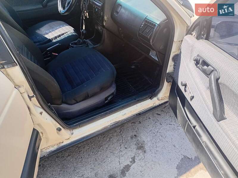 Седан Volkswagen Passat 1990 в Бурштыне