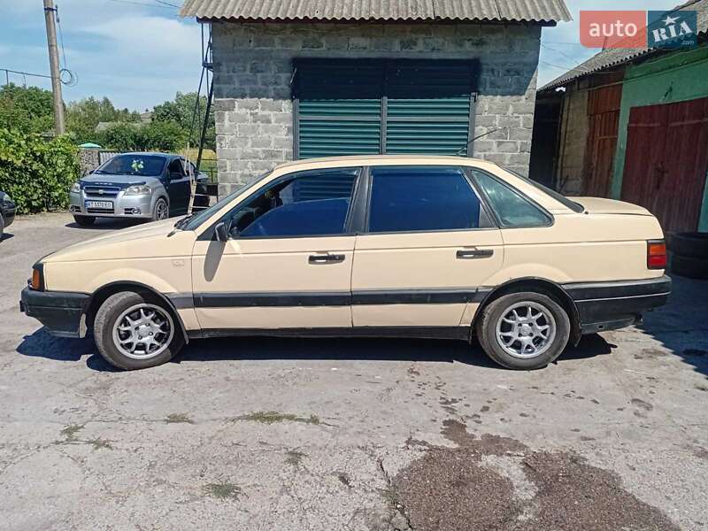 Седан Volkswagen Passat 1990 в Бурштыне