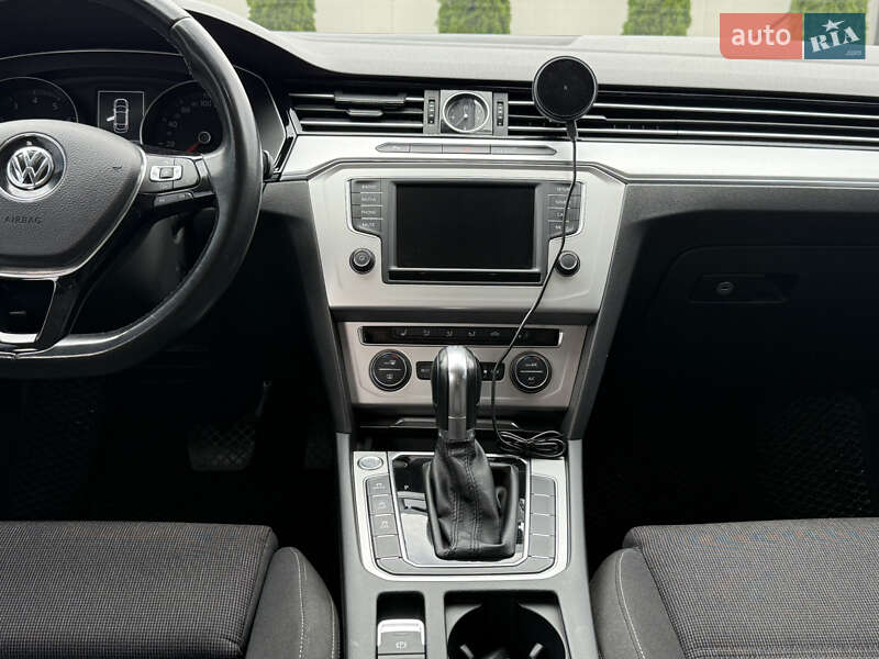 Седан Volkswagen Passat 2015 в Иршаве