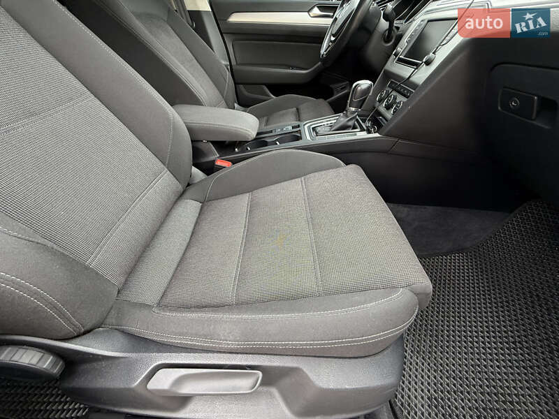 Седан Volkswagen Passat 2015 в Иршаве
