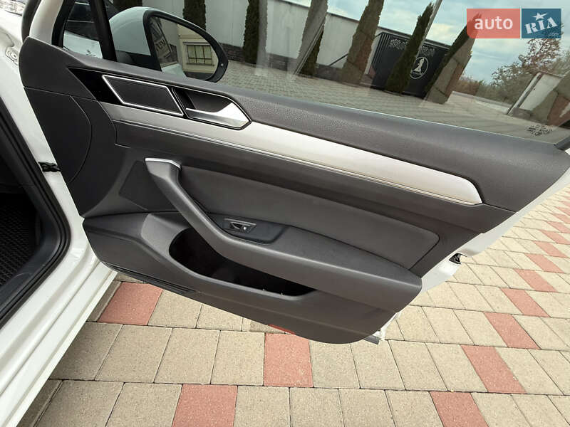 Седан Volkswagen Passat 2015 в Иршаве