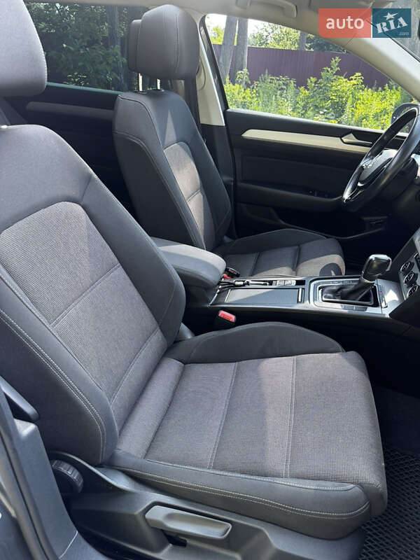 Універсал Volkswagen Passat 2017 в Житомирі