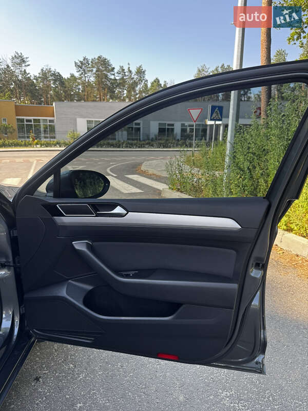 Універсал Volkswagen Passat 2017 в Житомирі