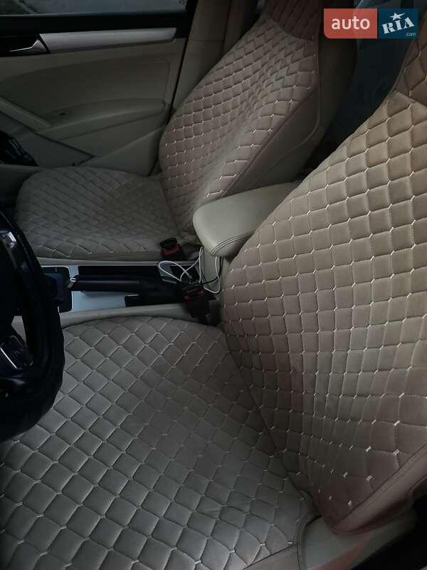 Седан Volkswagen Passat 2012 в Краснограді