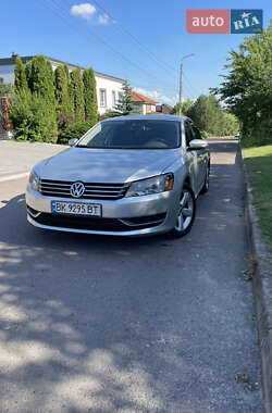 Седан Volkswagen Passat 2013 в Ровно
