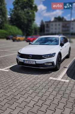Универсал Volkswagen Passat 2021 в Киеве