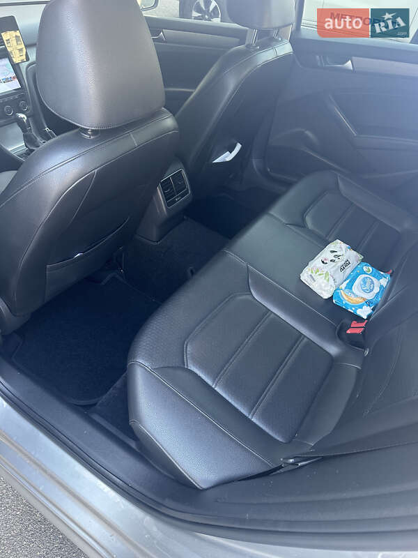 Седан Volkswagen Passat 2013 в Киеве