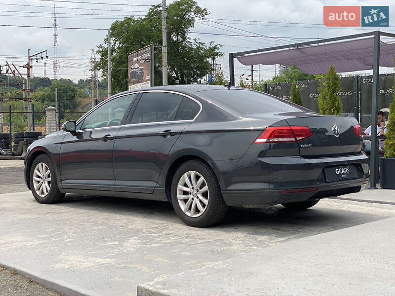 Седан Volkswagen Passat 2017 в Киеве