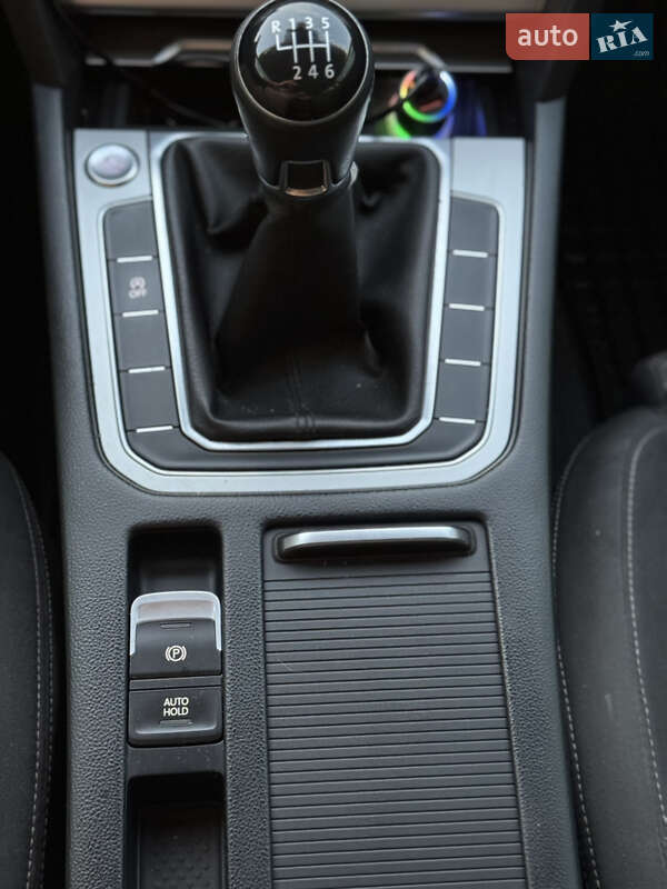 Седан Volkswagen Passat 2015 в Львове