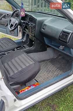 Седан Volkswagen Passat 1993 в 