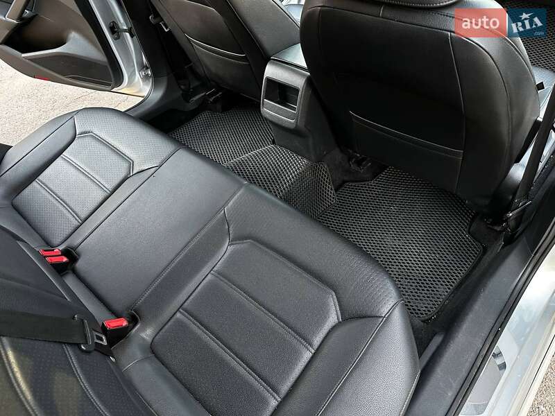 Седан Volkswagen Passat 2017 в Ивано-Франковске