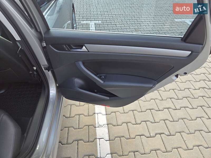 Седан Volkswagen Passat 2013 в Ивано-Франковске