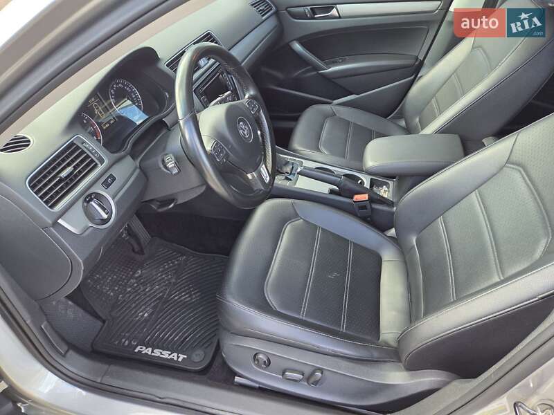 Седан Volkswagen Passat 2013 в Ивано-Франковске
