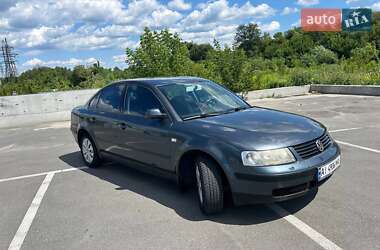 Седан Volkswagen Passat 2000 в Буче