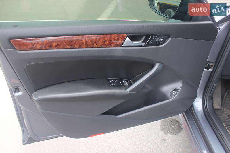 Седан Volkswagen Passat 2012 в Києві