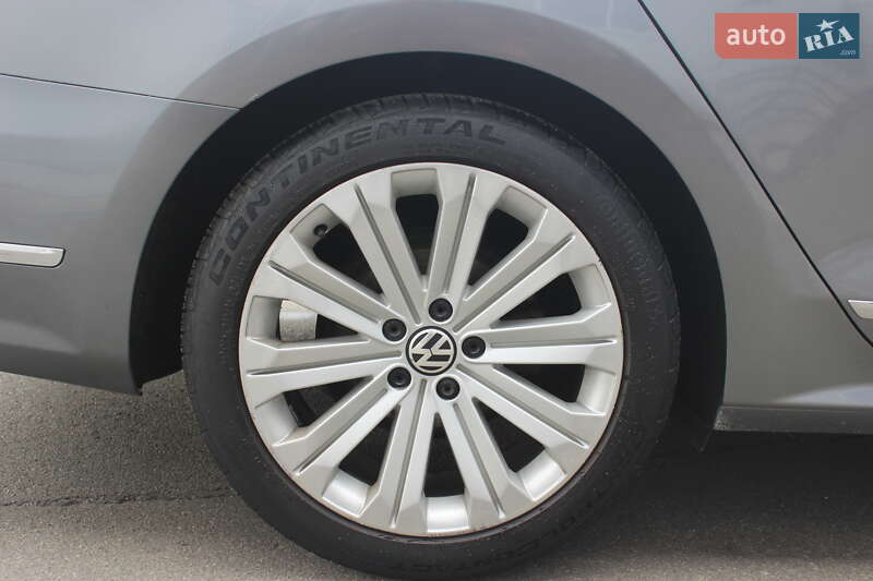 Седан Volkswagen Passat 2012 в Києві