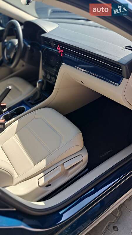 Седан Volkswagen Passat 2021 в Микулинцях