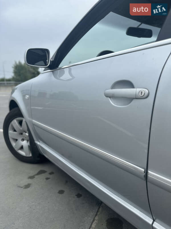 Седан Volkswagen Passat 2001 в Киеве