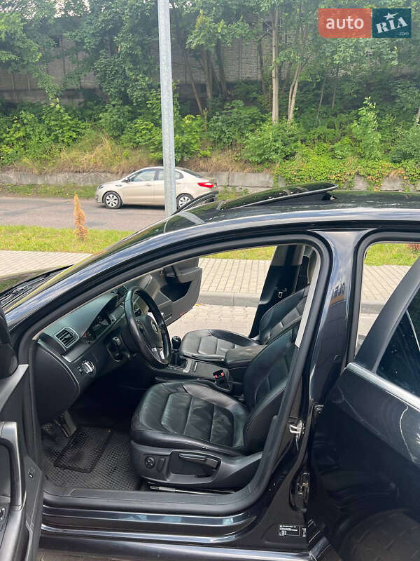 Седан Volkswagen Passat 2013 в Львове