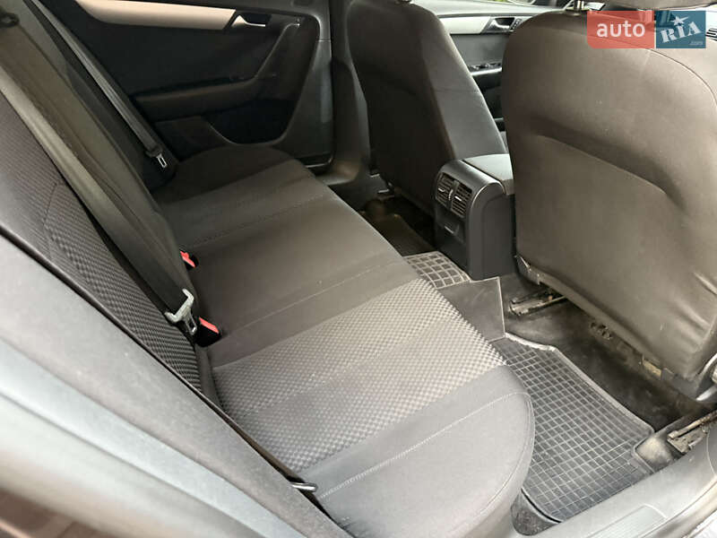 Седан Volkswagen Passat 2011 в Днепре